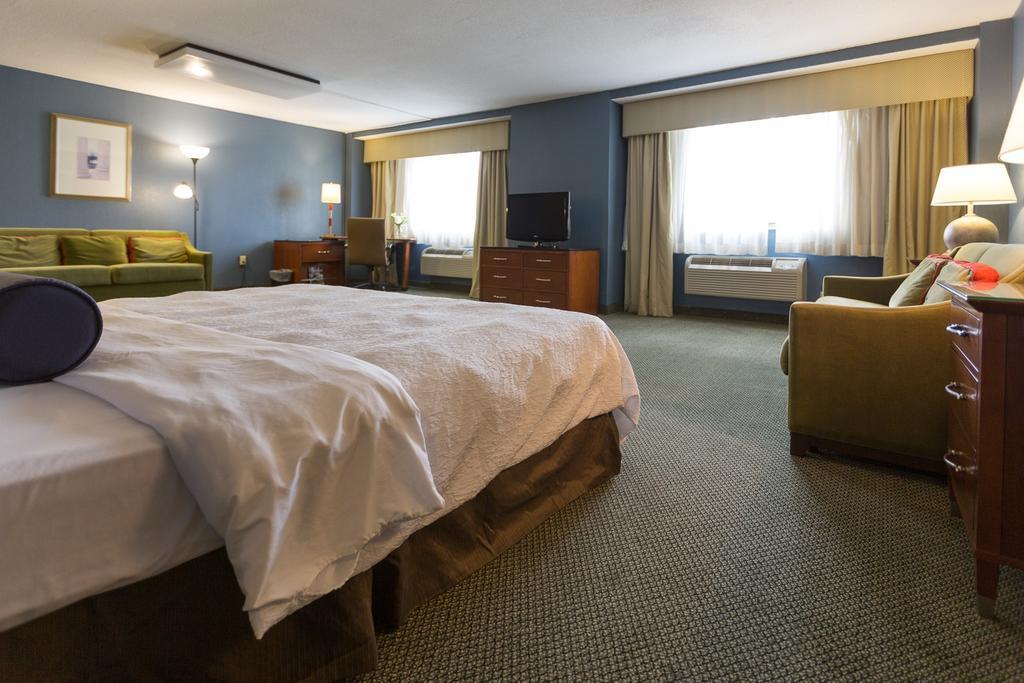 Capital Plaza Hotel Frankfort Exterior photo