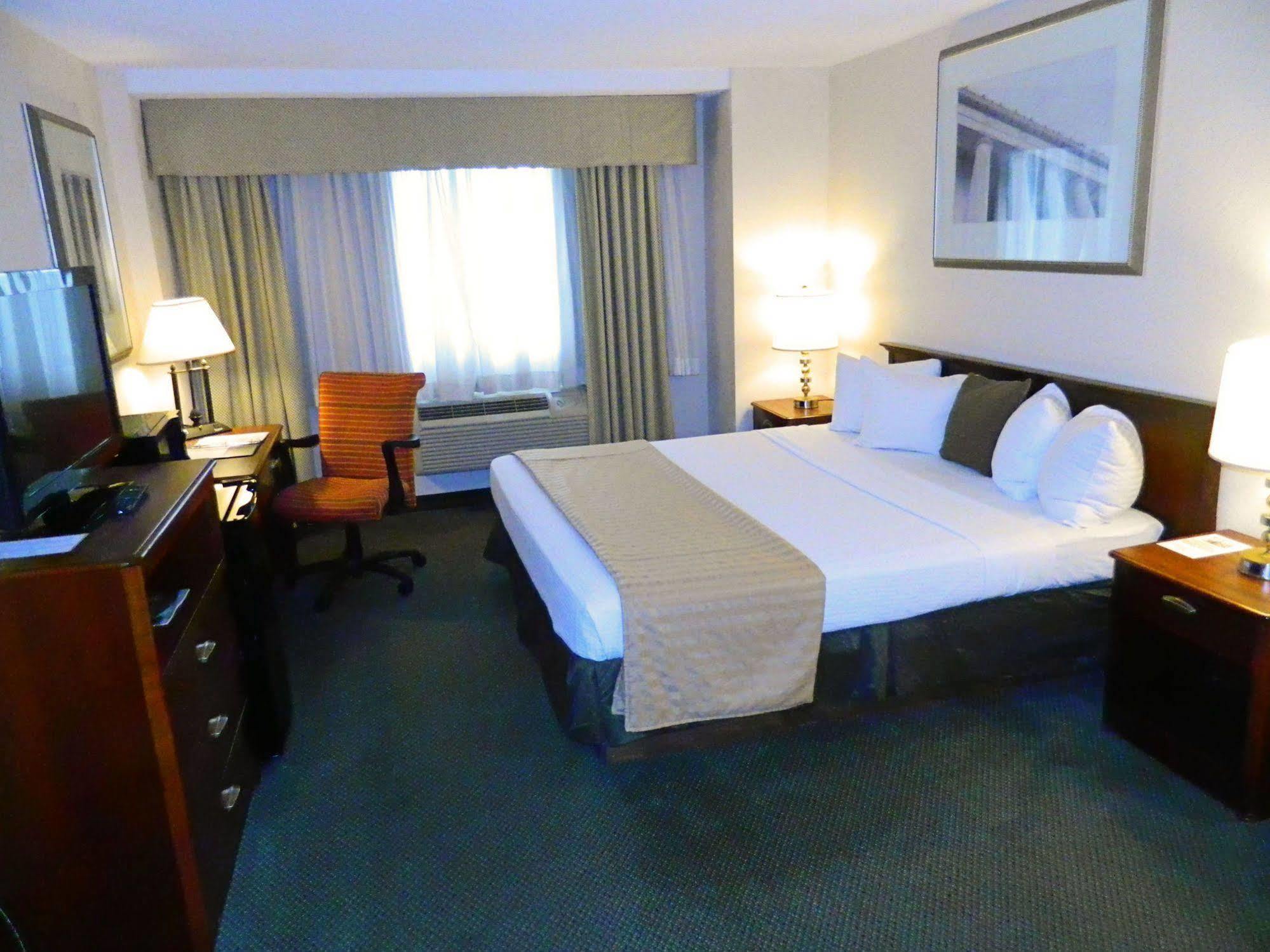 Capital Plaza Hotel Frankfort Exterior photo